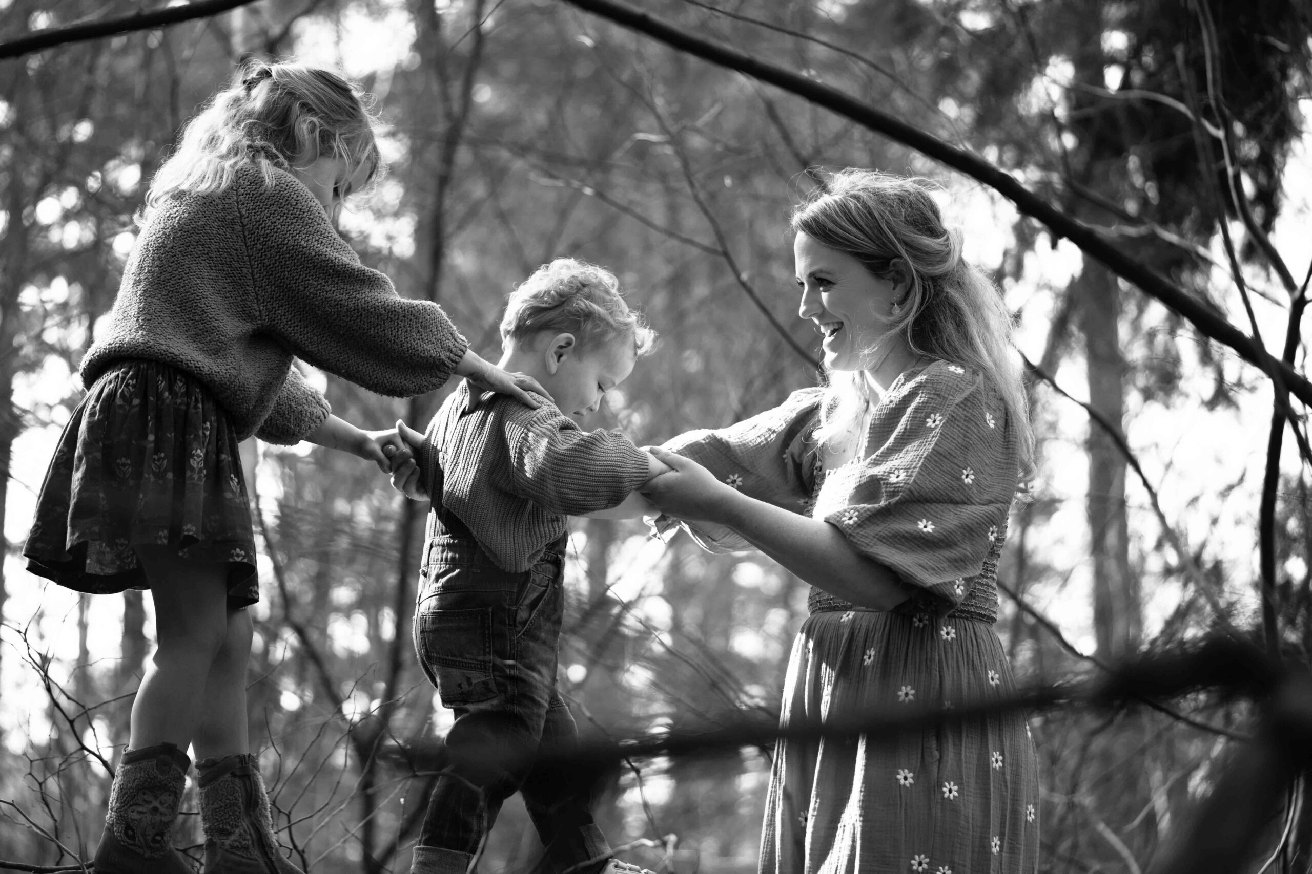 fotoshoot in het bos met moeder en kinderen ochter tijdens free painting shoot